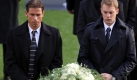 Enkes Nachfolger im Tor der Nationalelf, Tim Wiese und Manuel Neuer (r) trauern. Foto: dpa