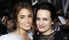 Nikki Reed (spielt Rosalie) und Elizabeth Reaser (spielt Edwards Mutter Esme) kamen auch zur Premiere. Foto: ap