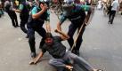 Aktivisten der Bangladesh National Party (BNP) stoßen während eines landesweiten Streiks in Dhaka mit Polizisten zusammen. Tausende von Einsatzkräften sind in der Hauptstadt Bangladeschs im Einsatz, während die Demonstration der Oppositionspartei das öffentliche Leben lahmlegt. Die Proteste richten sich gegen die umstrittenen Pläne für einen neuen Flughafen und gegen die extrem hohen Preise für Nahrungsmittel im Land.  Foto: dpa