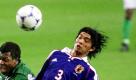 Der japanische Fußballprofi und Ex-NationalspielerNaoki Matsuda  ist heute an den Folgen eines Herzinfarktes gestorben. Am Dienstag brach der 34-Jährige beim Training zusammen. Im Krankenhaus wurde der Bewusstlose künstlich beatmet, die Ärzte stuften seinen Zustand als sehr kritisch ein. Matsuda war bei der WM 2002 einer der herausragenden Spieler. Das Foto zeigt ihn 2001 in einem Spiel gegen Nigeria. Foto: dpa