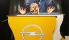 Der rheinland-pfälzische Ministerpräsident Kurt Beck (SPD) kann es schon nicht mehr mit ansehen. In seinem Land steht das Kaiserslauterer Opel-Werk. 
 Foto: ddp
