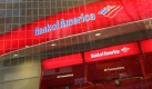 FILE - In this Jan. 25, 2009 file photo, a Bank of America branch office is shown in New York. The New York Attorney General's office has subpoenaed five members of Bank of America's directors Wednesday, Sept. 16, 2009, as part of an investigation into the bank's acquisition of Merrill Lynch, according to a personal familiar with the investigation.(AP Photo/Mark Lennihan, file) Foto: ap