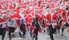 Keine Frage: Der Nikolaus kommt. Mehr als 700 Starter haben sich am Sonntag in Michendorf am 3. Nikolauslauf beteiligt. Foto: Bernd Settnik Foto: dpa