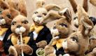 Erfurt. Musizierende Osterhasen stehen als Dekoration in einem Einkaufszentrum. In der zweiten Hälfte des 20. Jahrhunderts hat sich die Vorstellung, dass ein Hase zu Ostern Eier bemalt und im Garten versteckt, weit in Europa verbreitet. Eine endgültige Erklärung wieso, gibt es allerdings noch nicht. Foto: dapd