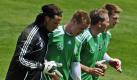 Auf der Torhüterposition ist dagegen der Konkurrenzkampf in vollem Gange. Während Stammkeeper Manuel Neuer noch fehlt, kämpfen Tim Wiese, Marc-André ter Stegen (Erster und Zweiter von links) und Ron-Robert Zieler (ganz rechts) um die Plätze hinter dem Bayern-Keeper. Bundestorwarttrainer Andreas Köpke (Zweiter von rechts) leitet die Extraschichten der Torhüter. Foto: dapd