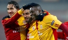 Galatasarays Torschütze Nonda (r) wird von Topal (l) und Sarp gefeiert. Foto: dpa