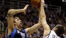 Mehmet Okur, Spieler von Utah Jazz, blockt einen Ball von Dirk Nowitzki, der bei den Dallas Mavericks spielt. Mit dem 92:104 vor heimischem Publikum gegen Utah kassierten die Mavs bereits die dritte Niederlage nacheinander. Foto: ap