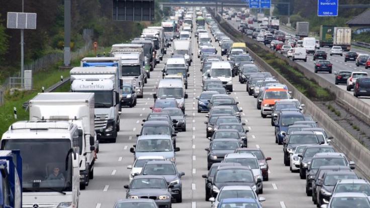 Wegen des langen Wochenendes könnte sich der Verkehr mancherorts kilometerlang stauen.