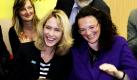 Die Ministerin für Soziales und Gesundheit in Mecklenburg-Vorpommern, Manuela Schwesig (SPD, links) und die SPD-Generalsekretärin Andrea Nahles (rechts) unterhalten sich in Demmin in der ASB-Kita Kinderland mit dem mecklenburger Nachwuchs. Während ihres Besuches informieren sich die Politikerinnen über das Projekt Förderung von Demokratie und Toleranz in Kindertagesstätten. Foto: ddp