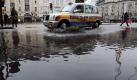 Piccadilly Circus unter Wasser: In England regnet es ja häufig - in diesem April kam es aber besonders schlimm: Er gilt als der feuchteste Monat seit Beginn der Wetteraufzeichnungen. Foto: Andy Rain Foto: dpa