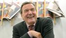 Lachend sitzt Altbundeskanzler Gerhard Schröder (SPD) am Mittwoch (14.10.2009) in Frankfurt am Main auf der Buchmesse am Stand des 'Vorwärts'-Verlags. Verlage aus der ganzen Welt zeigen vom 14. bis zum 18. Oktober auf der 61. Frankfurter Buchmesse eine Auswahl ihres Programmes. Gastland ist in diesem Jahr China. Foto: Uwe Anspach dpa/lhe +++(c) dpa - Bildfunk+++ Foto: dpa