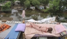 Indien leidet unter der Flut. Besonders schwer getroffen hat es Andhra Pradesh getroffen, 250 Kilometer entfernt von Hyderabad. Tausende Soldaten und Mitarbeiter von Hilfsorganisationen sind im Einsatz, um den Menschen beizustehen. Foto: ap