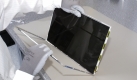 Alle Arbeiten finden im Reinraum statt, selbst kleinste Partikel würden unter der Folie zu sehen sein. Foto: TDComponents