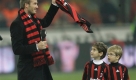 British soccer player David Beckham waves prior to an Italian first division soccer match between AC Milan and Udinese at the San Siro stadium of Milan, Italy, Sunday, Dec. 21, 2008. Beckham's arrival at AC Milan was greeted with great fanfare and a modicum of skepticism over whether the 33-year-old midfielder will be able to contribute to his new team's star-filled lineup. (AP Photo/Alberto Pellaschiar) Foto: ap