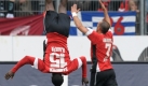 Doch am Ende waren es die Gastgeber, die Grund zur Freude hatten. 5:2 siegt Hannover 96 gegen Freiburg. Da hält es auch Constant Djakpa (l) nicht mehr am Boden. Zusammen mit Teamkollege Sergio Pinto feiert er das Erfolgserlebnis. Foto: dpa