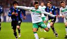 Fußball Bundesliga, Werder Bremen - VfL Wolfsburg am Samstag (13.12.2008) im Weser Stadion in Bremen. Der Bremer Mesut Özil gegen den Wolsburger Makoto Hasebe. Foto: Carmen Jaspersen dpa/lni (Achtung Sperrfrist! Die DFL erlaubt die Weiterverwertung der Bilder im IPTV, Mobilfunk und durch sonstige neue Technologien erst zwei Stunden nach Spielende. Die Publikation und Weiterverwertung im Internet ist während des Spiels auf insgesamt sechs Bilder pro Spiel begrenzt.) +++(c) dpa - Bildfunk+++ Foto: dpa
