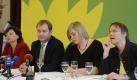 Hamburgs Zweite Bürgermeisterin Christa Goetsch, Jens Kerstan, Fraktionsvorsitzender der Grün-Alternative Liste (GAL), die GAL-Vorsitzende Katharina Fegebank und Umweltsenatorin Anja Hajduk bei der Pressekonferenz in Hamburg. Foto: dpa