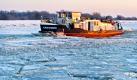 Der Eisbrecher Fürstenberg fährt auf dem Mittellandkanal nahe der Schleuse Rothensee in Magdeburg. Die Besatzung des Schiffes muss noch fleißig arbeiten, denn der Mittellandkanal soll ab Samstag wieder durchgängig befahrbar sein. Zwei Eisbrecher des Wasser- und Schifffahrtsamtes Magdeburg, der Fürstenberg und der Tümmler, haben mit der Räumung in Richtung Westen begonnen.  Foto: dapd
