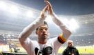 Nach dem Foul von Kevin-Prince Boateng beim englischen Cupfinale muss Michael Ballack verletzungsbedingt auf die Fußball-Weltmeisterschaft in Südafrika verzichten. Der deutsche Nationalkapitän hatte sich bei dem Foul einen Innenbandriss zugezogen. Dass sein Team aus Chelsea mit 1:0 gewann, wird da nur ein kleiner Trost sein. Foto: dpa