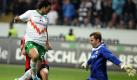 Möglichkeit für Werder: Der Frankfurter Torhüter Ralf Fährmann (rechts) vereitelt eine Chance des Bremers Claudio Pizarro. Foto: dpa