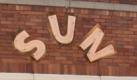 Sun Records/Memphis Recording Service


1953
    Presley erhält seinen Schulabschluss an der Humes High School.
    Arbeit als LKW-Fahrer bei Crown Electric in Memphis.
    Presley macht auf eigene Kosten eine Platte - 'My Happiness' und 'That's When Your Heartaches Begin' - beim 'Memphis Recording Service', dem Sitz des Sun-Labels von Sam Phillips. Die Platte will er seiner Mutter zum Geschenk machen. 
1954
    Januar: Aufnahme einer zweiten Demo-Platte bei Sun Records.
    Juni: Presley trifft sich zum ersten Übungstermin mit Scotty Moore und Bill Black. Zusammen nehmen sie 'That's All Right (Mama)' auf.
    Juli: Die Platte wird zum ersten Mal im Rundfunk gespielt. Es folgen erste Konzertauftritte mit Moore und Black.
    Oktober: Erster und einziger Auftritt bei der 'Grand Ol' Opry', der Kultsendung für Country- Musik.  Foto: flickr/ianloic