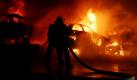 Wietzendorf. Feuerwehrleute versuchen einen Großbrand von mehr als 180 Schrott-Pkw's auf dem ehemaligen Kasernengelände Langemannshof zu löschen. Das Feuer, das aus bislang ungeklärter Ursache ausgebrochen ist, breitete sich sehr schnell aus und verursachte einen Sachschaden von ungefähr 60.000 Euro. Menschen kamen dabei nicht zu Schaden. Foto: dapd