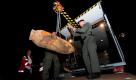 Die Bombenentschaerfer Matthias Rabe (l.) und Joerg Neumann heben am Dienstag (17.05.11) in Berlin-Zehlendorf eine entschaerfte 250-Kilogramm-Fliegerbombe aus dem zweiten Weltkrieg, die gegen Mittag bei Bauarbeiten gefunden wurde, mit einem Kran in einen Lastwagen. Bei Bauarbeiten ist in Berlin im Stadteil Zehlendorf eine deutsche 250-Kilogramm-Fliegerbombe aus dem Zweiten Weltkrieg entdeckt worden. Der Sprengkoerper muesse am Fundort in der Hohenzollernstrasse entschaerft werden, teilte ein Polizeisprecher am Dienstag mit. (zu dapd-Text) Foto: Patrick Sinkel/dapd Foto: dapd