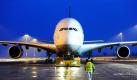 Mit einer riesigen Wasserfontäne der Feuerwehr soll an diesem Mittwoch in Frankfurt der neue Super-Airbus A380 der Lufthansa begrüßt werden. Das Flugzeug bietet in der Lufthansa-Ausführung auf zwei Etagen Platz für 526 Passagiere. Lufthansa hat 15 der Großraumjets bestellt, die als besonders effizient gelten. Foto: dpa