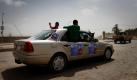 Anhänger des afghanischen Politikers Fereba Chekhi jubeln während einer Wahlkampagne in Kabul aus einem Auto heraus Fotografen zu. Am 18. September wählt Afghanistan das neue Parlament. Ursprünglich sollten die Parlamentswahlen bereits am 22. Mai stattfinden. Aufgrund der schlechten Sicherheitslage wurde der Termin verschoben. Foto: ap