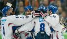 Die Spieler der Adler Mannheim jubeln nach dem Treffer zum 2.1-Endstand. Foto: Sebastian Kahnert Foto: dpa