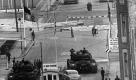 Das Archivbild aus den letzten Oktobertagen des Jahres 1961 zeigt, in welch gespannter Situation sich wenige Wochen nach dem Mauerbau sowjetische (hinten) und amerikanische Panzer (vorn) an der Berliner Sektorengrenze in der Friedrichstrae, am so genannten Checkpoint Charlie, gegenber standen. Anlass fr die brisante Konfrontation war die Aufforderung der DDR-Grenzposten an Angehrige der US-Mission, sich beim Passieren des alliierten Kontrollpunktes auszuweisen. Am 29. Oktober entspannte sich die Lage wieder, nachdem zuerst die sowjetischen und wenig spter auch die amerikanischen Panzer zurckgezogen wurden. Fr Alliierte Zivilpersonen galt fortan eine Ausweispflicht. Foto: dpa
