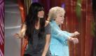 Actresses Sandra Bullock, left, and Betty White dance on stage at the Teen Choice Awards on Sunday, Aug. 8, 2010 in Universal City, Calif. (AP Photo/Matt Sayles) 


 Foto: ap
