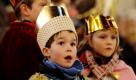 Alle Jahre wieder werden die Sternsinger ausgesandt. Hier singen sie als Heilige Drei Könige verkleidet in der St.-Hedwigs-Kathedrale in Berlin. Sie haben Gutes im Sinn:Die Kinder ziehen durch die Straßen, um Häuser zu segnen und um Spenden zu bitten. Foto: ddp
