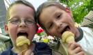 Das beliebteste Eis der Deutschen ist Vanille. So geht's ohne Eismaschine: 5Eigelb mit etwa 100 Gramm Zucker schaumig schlagen. Das Aroma bringt Vanillezucker oder das Mark einer Vanilleschote. Ein halber Liter Sahne wird mit 350 Millilitern Milch zum Kochen gebracht. Nach dem Abkühlen wird das Milch-Sahne-Gemisch unter die Zucker-Eigelb-Masse gehoben. Danach kommt das Gemisch in den Tiefkühler. Dort bleibt die Eismasse für mehrere Stunden, muss aber etwa alle 20 Minuten mit dem Schneebesen durchgerührt werden. Nur so wird das Vanilleeis richtig cremig. Foto: dpa