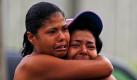 Verwandte von Gefangenen spenden sich vor dem Gefängnis El Rodeo I in Guatire, Venezuela, gegenseitig Trost. Tausende von Einsatzkräften der Nationalgarde stürmten das Gefängnis, nachdem am Freitag aufständige Gefangene einen blutigen Zwischenfall ausgelöst hatten, der mindestens drei Todesopfer und 18 Verwundete forderte. Schon am 12. Juni waren durch Schusswechsel 21 Insassen und ein Besucher getötet worden. Foto: dapd