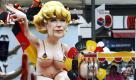 Alle Jahre wieder: Beim Rosenmontagsumzug in Köln fahren die wildesten Kreationen mit, so wie auf diesem Foto vor einem Jahr eine verschönerte Angela Merkel. Am Montag ist es wieder soweit - 63 alte Deutz-Traktoren werden die Mottowagen des Kölner Rosenmontagsumzuges ziehen. 
 Foto: dpa