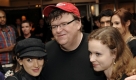 Der Filmemacher und Autor Michael Moore feiert mit den Schauspielerinnen Winona Ryder und Thora Birch (rechts). Kurz zuvor hatte sein neuer Dokumentarfilm Capitalism: A Love Story in Los Angeles Premiere. Foto: ap