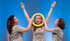 Beim Berliner Theatertreffen steht die Weltwirtschaftskrise im Rampenlicht. Zwei Wochen lang drücken sich die Emsembles auf der Bühne die Klinke in die Hand. Die Sophiensäle zeigen das Stück Life and Times - Episode 1 mit Julie LaMendola, Alison Weisgall und Anne Gridles (von links nach rechts) Foto: dpa
