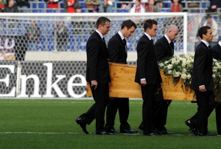Stadion voller Trauer:&nbsp;Anr&uuml;hrender Abschied von Enke (Foto)
