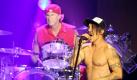 Anthony Kiedis (r) und die Red Hot Chili Peppers sind in Deutschland auf dem ersten Platz der Albumcharts gelandet. Foto: dpa