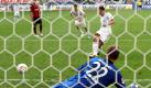 Immerhin traf Gomez kurz vor Schluss noch zum Ausgleich. Beim Strafstoß ließ er Frankfurts Keeper Ralf Fährmann keine Chance. Foto: dpa