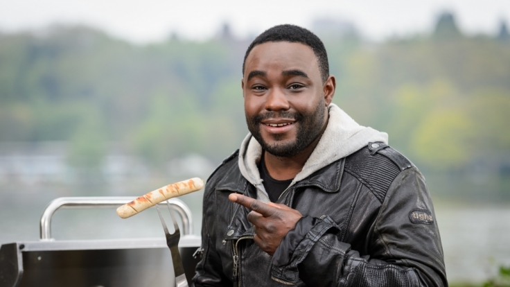 Nelson Müller macht den Grill-Test und kürt die beste Wurst.