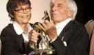 Schauspiel-Legende Johannes Heesters (107) bekommt auch in diesem Jahr einen Bambi. Der begehrte Medienpreis solle ihm aber nicht während der Gala in Wiesbaden, sondern außerhalb überreicht werden. Einzelheiten zur Preisverleihung an Heesters wurden zunächst nicht genannt. Der 108. Geburtstag des im holländischen Amersfoort geborenen Schauspielers und Sängers am 5. Dezember könne sich sehr gut eignen, um ihm die Auszeichnung zu überreichen, hieß es nur. Für Heesters wäre es der zehnte Bambi, den ersten erhielt er 1967. Foto: dpa
