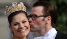 Zum Sommerauftakt kommen Kronprinzessin Victoria und Prinz Daniel aus dem Feiern kaum heraus. Vergangene Woche Schwedens Nationaltag mit der Thronfolgerin in blaugelber Nationaltracht, am Sonntag der erste Hochzeitstag ganz privat, zwei Wochen später die Hochzeit von Monacos Fürst Albert. Und am 14. Juli Victorias 34. Geburtstag mit sicher wieder mehr als 10.000 Gratulanten auf der Ostsee-Insel Öland. Was die am Victoriatag am liebsten hören würden: Dass ein royales Baby unterwegs ist. Foto: dpa