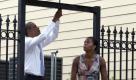 President Barack Obama and first landy Michelle Obama walk through a rainy Columbia Parc Development in New Orleans, Sunday, Aug. 29, 2010, on the fifth anniversary of Hurricane Katrina. (AP Photo/Carolyn Kaster)

Ansprache fünf Jahre nach dem Hurrikan «Katrina« - Kritik an Vorgängerregierung
Überschrift: 	Obama sagt New Orleans weitere Hilfe zu
Vorspann: 	
Text: 	

New Orleans (apn) Fünf Jahre nach dem Hurrikan «Katrina« hat US-Präsident Barack Obama den Menschen in New Orleans weitere Unterstützung zugesichert. «Meine Regierung steht Ihnen bei und kämpft mit Ihnen, bis die Aufgabe erledigt ist«, sagte Obama am Sonntag in einer Rede an der Xavier-Universität. Noch immer seien nicht alle Häuser wieder aufgebaut, zu viele Schüler würden noch in Containern unterrichtet, es gebe zu viele Arbeits- und Heimatlose. Die Bewohner der Stadt hätten «eine unglaubliche Belastbarkeit« gezeigt.

Seine Ansprache am Jahrestag der Naturkatastrophe, der Ende August 2005 mehr als 1.800 Menschen zum Opfer fielen, verband Obama mit Kritik an seinem Vorgänger George W. Bush. Der Hurrikan und seine Folgen seien «eine von Menschenhand geschaffene Katastrophe« gewesen, sagte der US-Präsident - «ein schändliches Versagen der Regierung, die zahllose Männer, Frauen und Kinder sich selbst überließ«.

«Katrina« hatte am 29. August 2005 die Stadt New Orleans, das südliche Louisiana und die Golfküste von Mississippi unter Wasser gesetzt und verwüstet. 80 Prozent von New Orleans wurden überflutet. Es dauerte einen Monat, bis die Wassermassen in der Stadt abgepumpt waren und der Wiederaufbau beginnen konnte. Besonders betroffen war der Ortsteil Lower 9th Ward, wo bisher nur ein Viertel der ehemals 5.400 Häuser wieder aufgebaut wurde.

Obama ging in seiner Rede am Sonntag auch auf die jüngste Katastrophe in der Region ein: die Ölpest im Golf von Mexiko. Seine Regierung werde nicht ruhen, bis die Säuberungsarbeiten abgeschlossen und die Umweltschäden beseitigt seien, sagte er. «Und auch dieses Versprechen werden wir halten.«

© 2010 The Associated Press. Alle Rechte Vorbehalten - All Rights Reserved Foto: ap