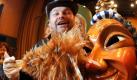 Markus Stegmann staubt die Fastnachtsmaske des Hölzlekönigs ab. Damit beginnt in Baden-Württemberg die Fastnacht. (Foto: Patrick Seeger) Foto: dpa