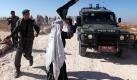 Hilflose Wut: Eine palästinensische Frau attackiert die hochgerüsteten israelischen Soldaten mit einem Fetzen Stoff. Foto: Abed Al Hashlamoun Foto: dpa