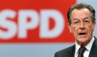 ** ARCHIV ** Der Vorsitzende der SPD, Franz Muentefering, spricht am 8. Dez. 2008 waehrend einer Europa-Delegiertenkonferenz der Partei in Berlin. Fuer die Bundestagswahl 2009 strebt der SPD-Chef eine rot-gruene Mehrheit an. Als zweite Wahl nannte Muentefering am Wochenende eine Ampelkoalition mit FDP und Gruenen. (AP Photo/Michael Sohn) ** zu APD2680 ** --- Franz Muentefering, chairman of the German Social Democratic Party (SPD), speaks during a European Delegates Conference of the party in Berlin, Germany, Monday, Dec. 8,2008. (AP Photo/Michael Sohn) Foto: ap