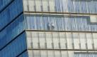 Rauchpause an ungewöhnlichem Ort in einem Bürogebäude in Frankfurt am Main. Foto: Arne Dedert  Foto: dpa