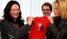 SPD-Generalsekräterin Andrea Nahles (links) bekommt von der stellvertretenden SPD-Vorsitzenden Manuela Schwesig vor der Präsidiumssitzung ihrer Partei in Berlin einen Strampler geschenkt. Nahles nahm erstmalig nach ihrer Babypause wieder an einer Parteisitzung teil.  Foto: dpa
